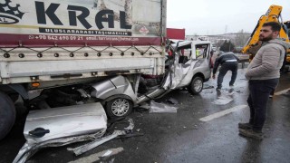 Ankarada tırın altına giren araç hurdaya döndü: 1 ölü