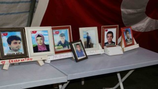 Anneler zorlu kış şartlarına rağmen çadırdan ayrılmıyor