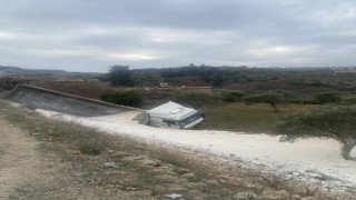 Antakyada çakıl yüklü kamyon zeytin bahçesine uçtu