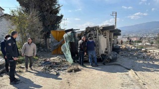 Antakyada devrilen hafriyat kamyonunun sürücüsü yaralandı