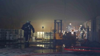 Antalyada depoda çıkan yangın korkuttu