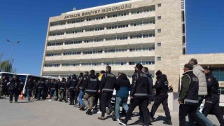 Antalyada ‘KISKAÇ-40 operasyonunda yakalanan 77 kişi adliyeye sevk edildi