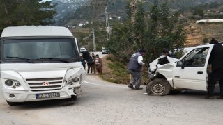 Antalyada öğrenci servisi ile kamyonet çarpıştı: 21i öğrenci 24 yaralı
