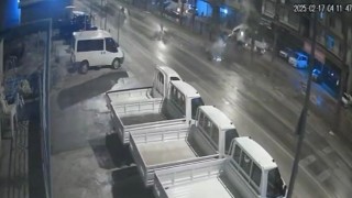 Antalyada tur minibüsü kazası: Refüje çarptı, 2 turist yaralandı