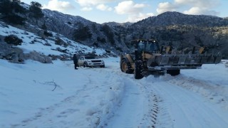 Antalyada yayla dönüşü araçlarıyla yolda mahsur kalan 3 kişi kurtarıldı