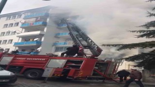 Apartmanda çıkan yangın paniğe neden oldu