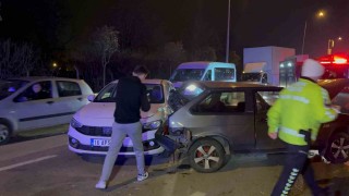 Aracının direksiyon hakimiyetini kaybetti, önündeki 3 otomobile çarparak durabildi