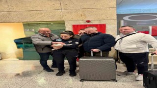 Araçta kilitli bırakılan kediyi polisler kurtardı