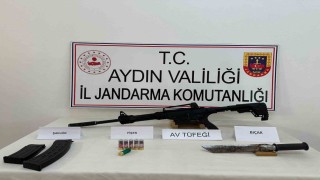 Arama yapılan evden ruhsatsız av tüfeği ve pala çıktı