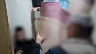 Aranan şahıs halıların arkasında saklanırken yakalandı
