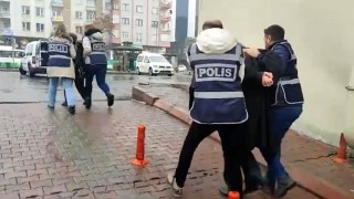 Aranan şahıslar polisten kaçamadı