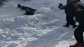Arka arkaya şambrele binen 10 kişi virajı alamadı, çukura düştü