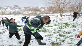 Arnavutköy Belediye Başkanı çocuklarla kartopu oynadı
