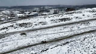 Arnavutköy beyaza büründü, çocuklar yokuştan poşetlerle kaydı