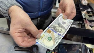 Arnavutköyde bir şahıs sahte dolarla alışveriş yapıp para üstü aldı