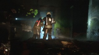 Arnavutköyde fabrika deposu alev alev yandı