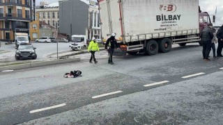 Arnavutköyde feci kaza, moto kurye kamyonun altında kalarak can verdi