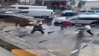 Arnavutköyde gençlerin tekmeli yumruklu kavgası kamerada