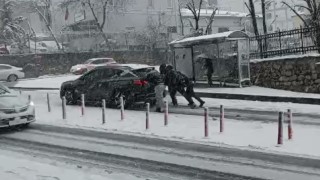 Arnavutköyde kar yağışında araçlar yolda kaldı, kazalar meydana geldi