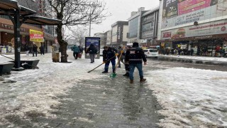 Arnavutköyde karla mücadele çalışmaları aralıksız sürüyor