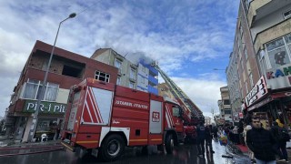 Arnavutköyde korkutan yangın, çatı alev alev yandı