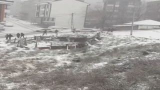 Arnavutköyde yokuş aşağı kayarak inen araç vatandaşa çarptı