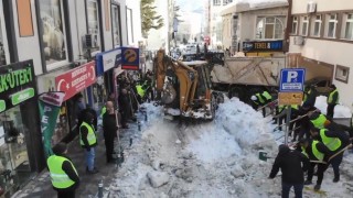 Artvinde cadde ve sokaklarda imece usulü kar temizliği