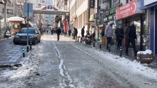 Artvinde yaşlı adam çatıdan düşen karların altında kalmaktan son anda kurtuldu