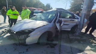Aşırı süratli otomobille çarpışan 17 yaşındaki motosikletli ağır yaralandı