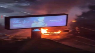 Ataşehirde alev alan otomobil reklam tabelasına çarptı