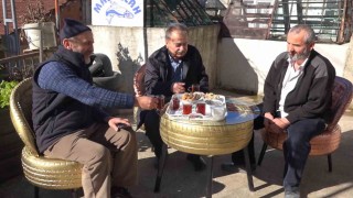 Atıl araba lastiklerinden bahçe oturma takımı yaptı, komşularını ağırlamaya başladı