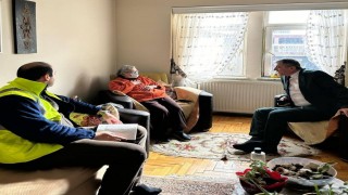 Attıkları her adımda yaşlıların yüreğini ısıtıyorlar