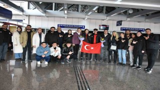 Avrupa üçüncüsü Rana Gözübüyük çiçeklerle karşılandı