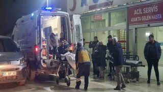 Ayağından vuruldu, hastaneye sevk edilirken gazetecileri hedef aldı