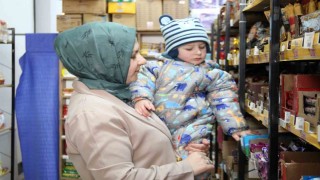 Azimli anne devlet desteği ile açtığı marketi işletip bebeğini reyonlar arasında büyüttü