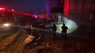 Babasının evini yakıp, elinde av tüfeğiyle itfaiyecilerin yangına müdahalesini engelledi