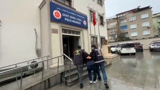 Bağcılarda polise bıçaklı saldırı: Biri kadın 2 polis memuru yaralandı