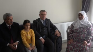 Bakan Bak, depremzede ailelerle buluştu