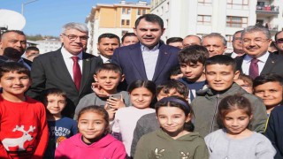 Bakan Kurum Osmaniyede depremzede ailenin yeni evine konuk oldu
