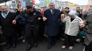Bakan Memişoğlu, vatandaşlara balık ekmek dağıttı