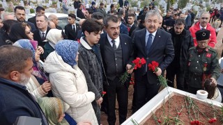 Bakan Tekin, Deprem Şehitliğini Ziyaret Etti
