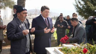Bakan Tunç, Nurdağında deprem şehitliğine karanfil bıraktı
