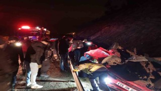 Balıkesirde bariyerlere çarpan araçta 2 kişi yaralandı