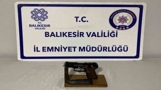 Balıkesirde CHP aracına silahlı saldırı: Olayin faili B.Ç., saldırıda kullandığı ruhsatsız tabancayla yakalanarak gözaltına alındı