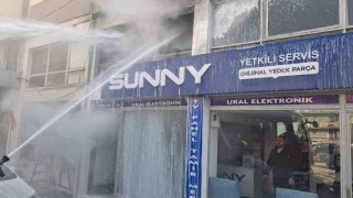 Balıkesirde korkutan elektronik servisi yangını