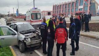 Bandırmada kavşakta meydana gelen kazada 3 kişi yaralandı