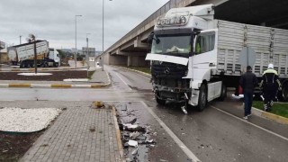 Bandırmada TIR ile kamyonet çarpıştı: Yol kısa süre trafiğe kapandı