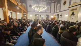 Bandırmalılar Berat Kandilinde camileri doldurdu