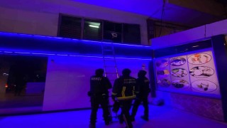 Bankada mahsur kalan kedi ekipleri alarma geçirdi