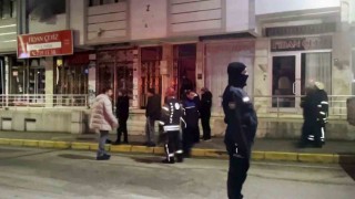 Banyonun fayansı dökülünce cadde trafiğe kapatıldı, 5 katlı bina tahliye edildi